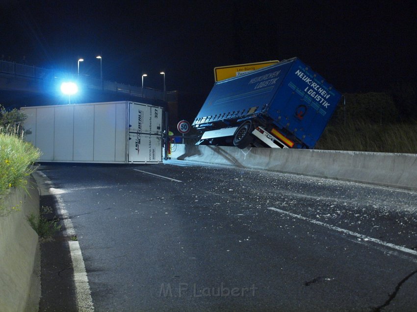 Einsatz BF Koeln PEINGEKLEMMT in Leverkusen P146.JPG